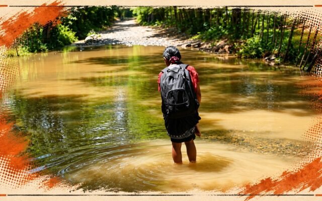 Fotografía de una niña caminando junto a un camino rural inundado durante el fenómeno de El Niño en Ecuador.