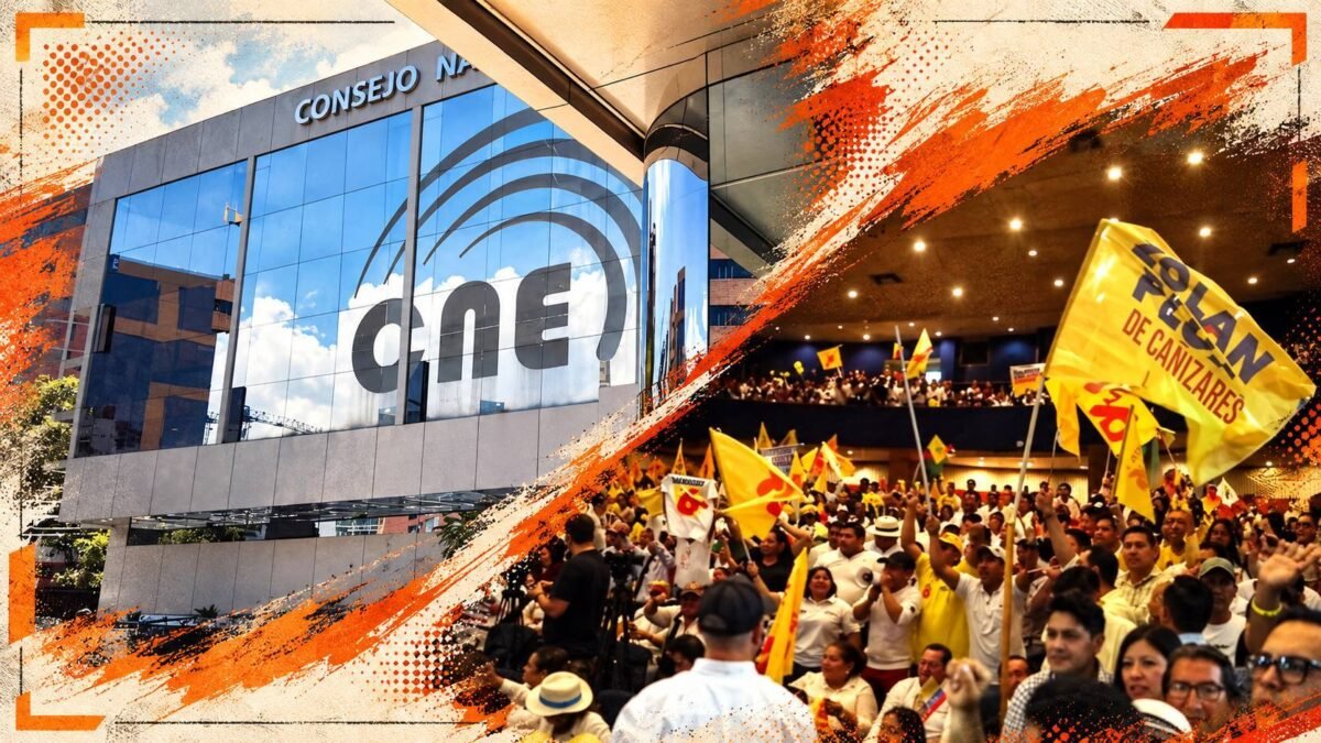 Fotografía de funcionarios del CNE inspeccionando material electoral en una delegación provincial en Ecuador.