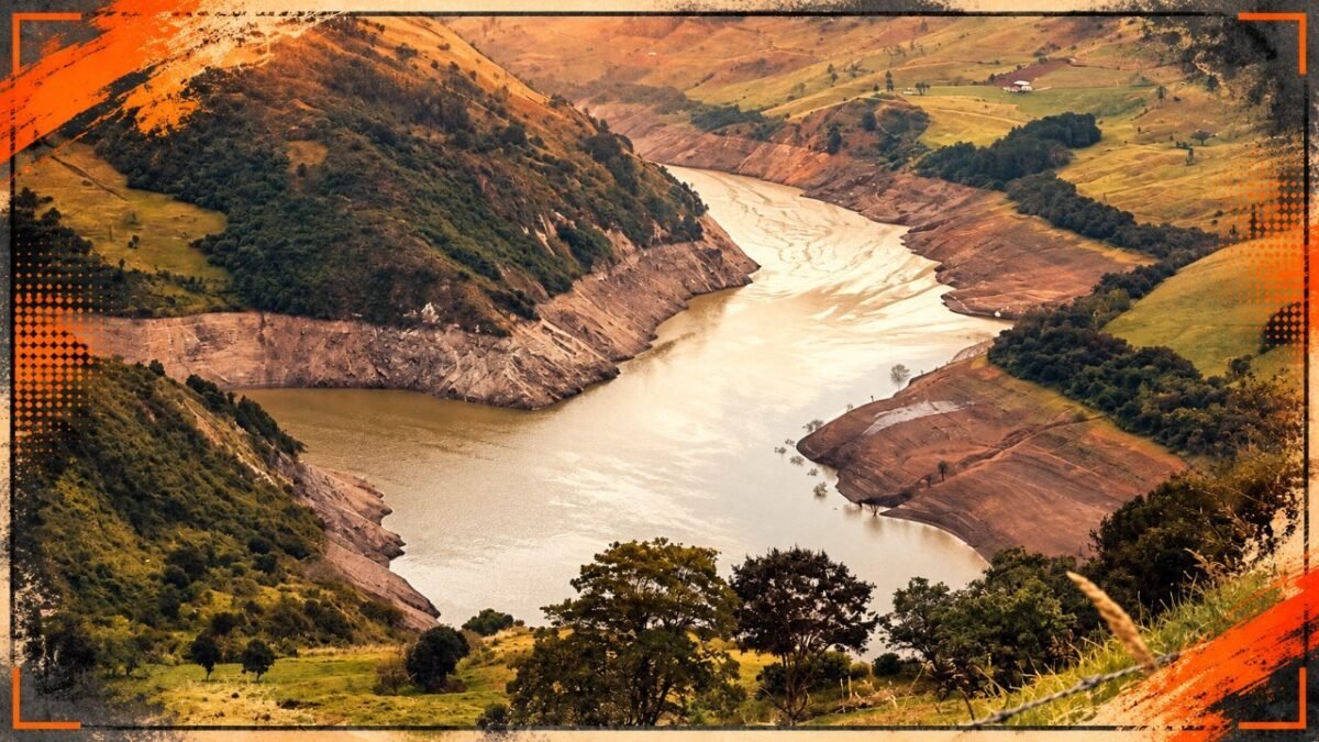 Nivel crítico del embalse Mazar en medio de la crisis eléctrica y el estiaje en Ecuador.
