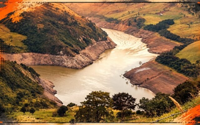 Nivel crítico del embalse Mazar en medio de la crisis eléctrica y el estiaje en Ecuador.