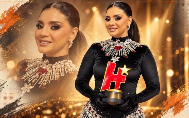 La actriz y cantante ecuatoriana Paola Farías celebra el reconocimiento otorgado a su trayectoria artística.