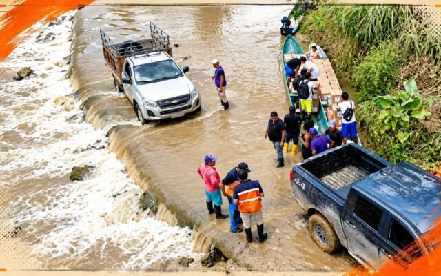 Fotografía de nubes de tormenta y fuertes lluvias sobre una carretera en la región Litoral de Ecuador.